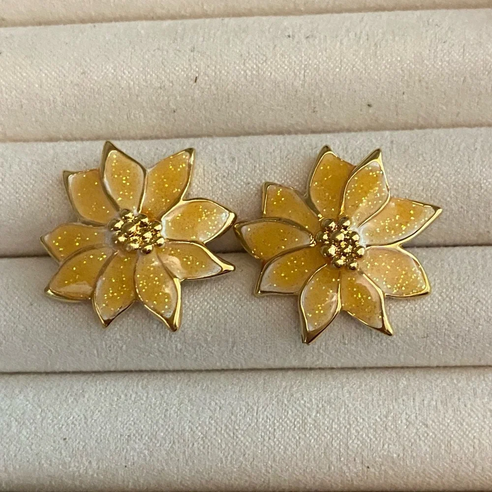 Vintage Gold Shimmery Yellow Flower Earrings 🌼 - Picture 5 of 10